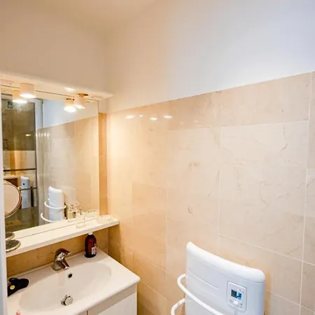 Charming Studio Renovated In The Marais 아파트